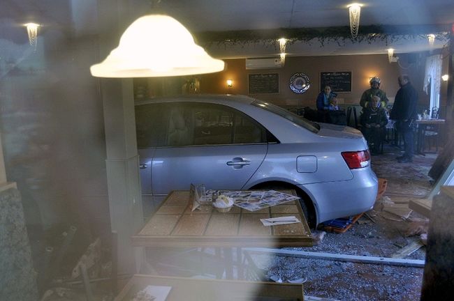 Scène surréaliste dans un restaurant