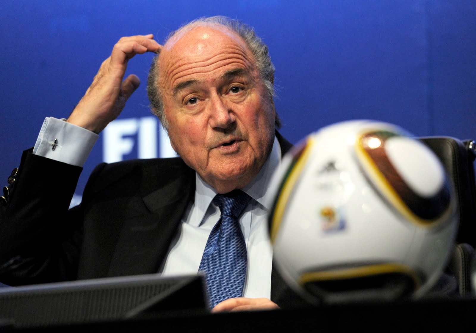 Scandale de corruption à la FIFA : Blatter fait l'innoncent pour rester accroché à son siège