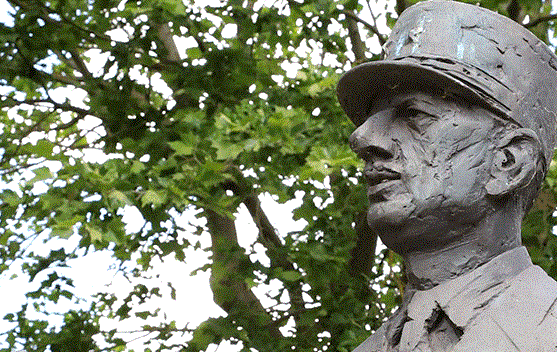 Statue de De Gaulle : le groupe Derichebourg l'a achetée pour l'offrir à Metz !