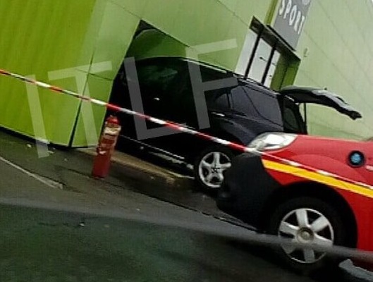 Terville : une voiture fonce dans le Go Sport