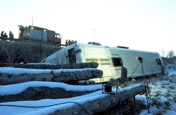 Un adolescent de 17 ans entre la vie et la mort suite à un accident de bus