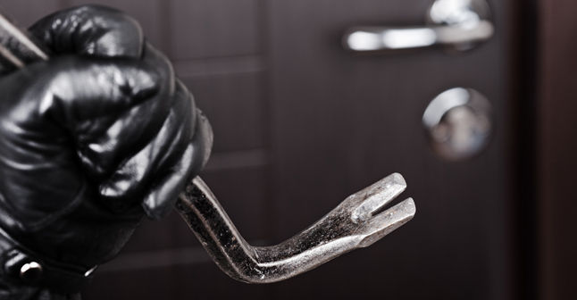 Un cambrioleur s'endort sous le lit de sa victime