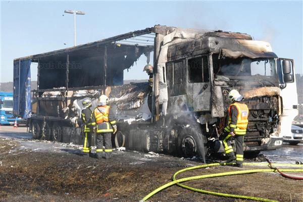 Un camion en flammes paralyse l'autoroute en pleine heure de pointe