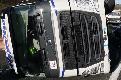 Un camion se couche et coupe l'A31