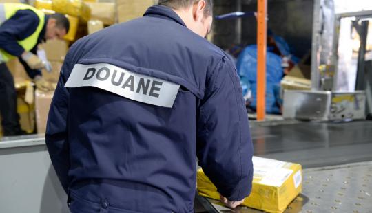 Un camionneur lituanien coincé avec 14 tonnes de tabac 