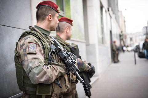 Un militaire de l'opération sentinelle agressé au couteau à Paris
