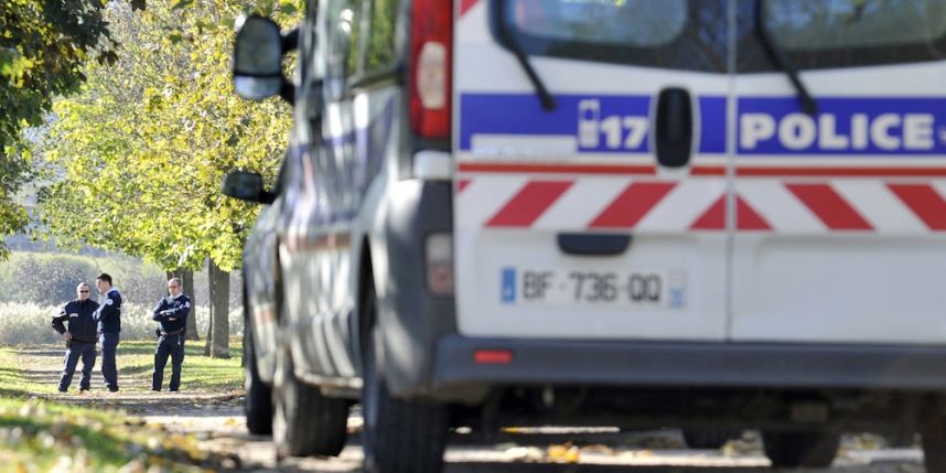 Un quadragénaire abattu sur la route devant ses enfants