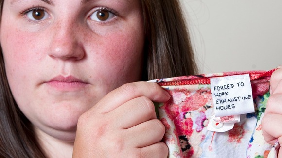 Un SOS cousu sur l'étiquette de sa robe