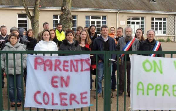 Vosges : des parents d'élèves en colère bloquent une école