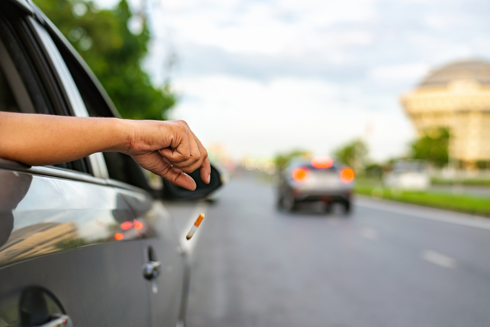 Vosges : face aux incendies, un maire demande l'interdiction de fumer au volant